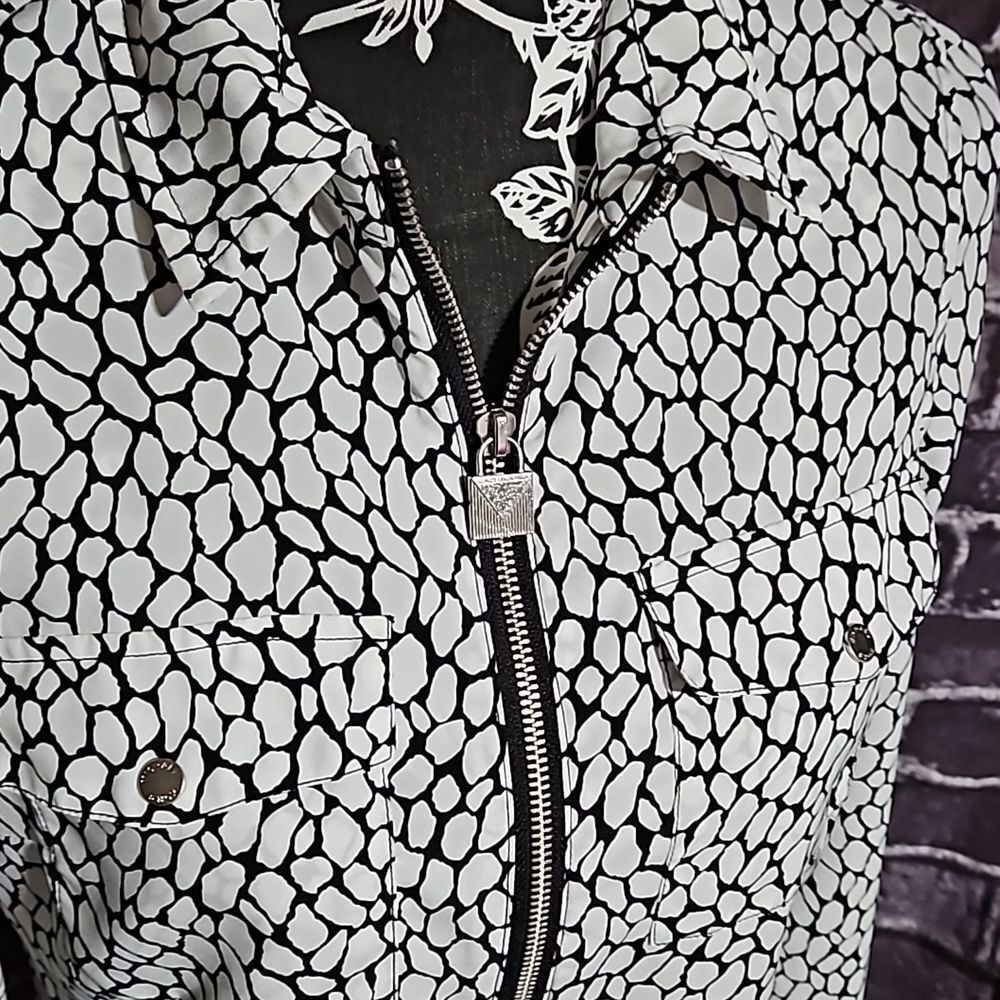 Michael Kors Black & White Abstract zip up Top CLEARANCE - Picture 4 of 13